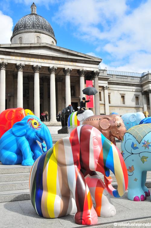 Лондонские слоны перед Национальной галереей