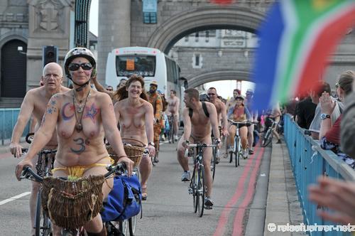 Обнаженные женщины London Naked Bike Ride 2010