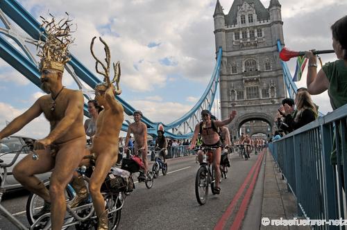 публика приветсвует London Naked Bike Ride на Тауэр Бридж