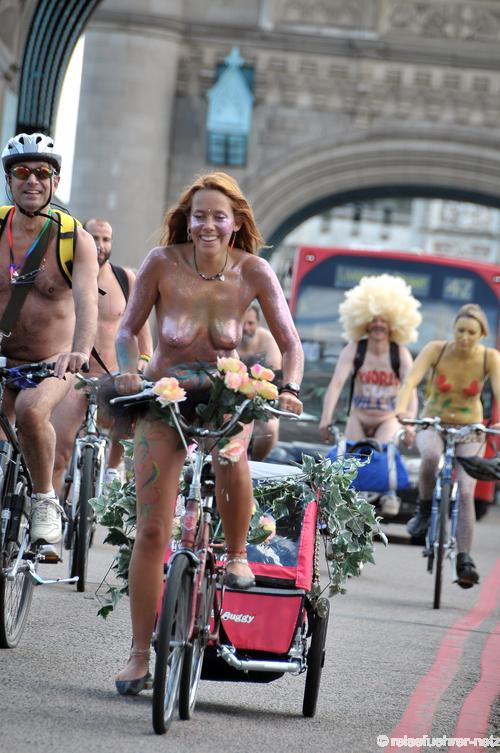 Обнаженные девушки London Naked Bike Ride