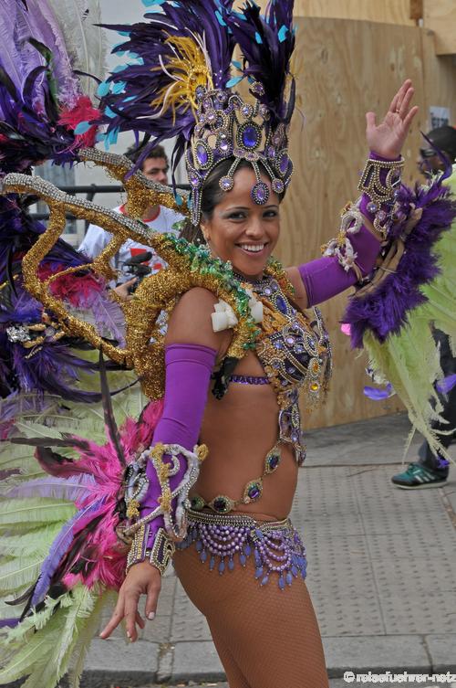 Бразильская танцовщица на карнавале в Ноттинг Хиле
